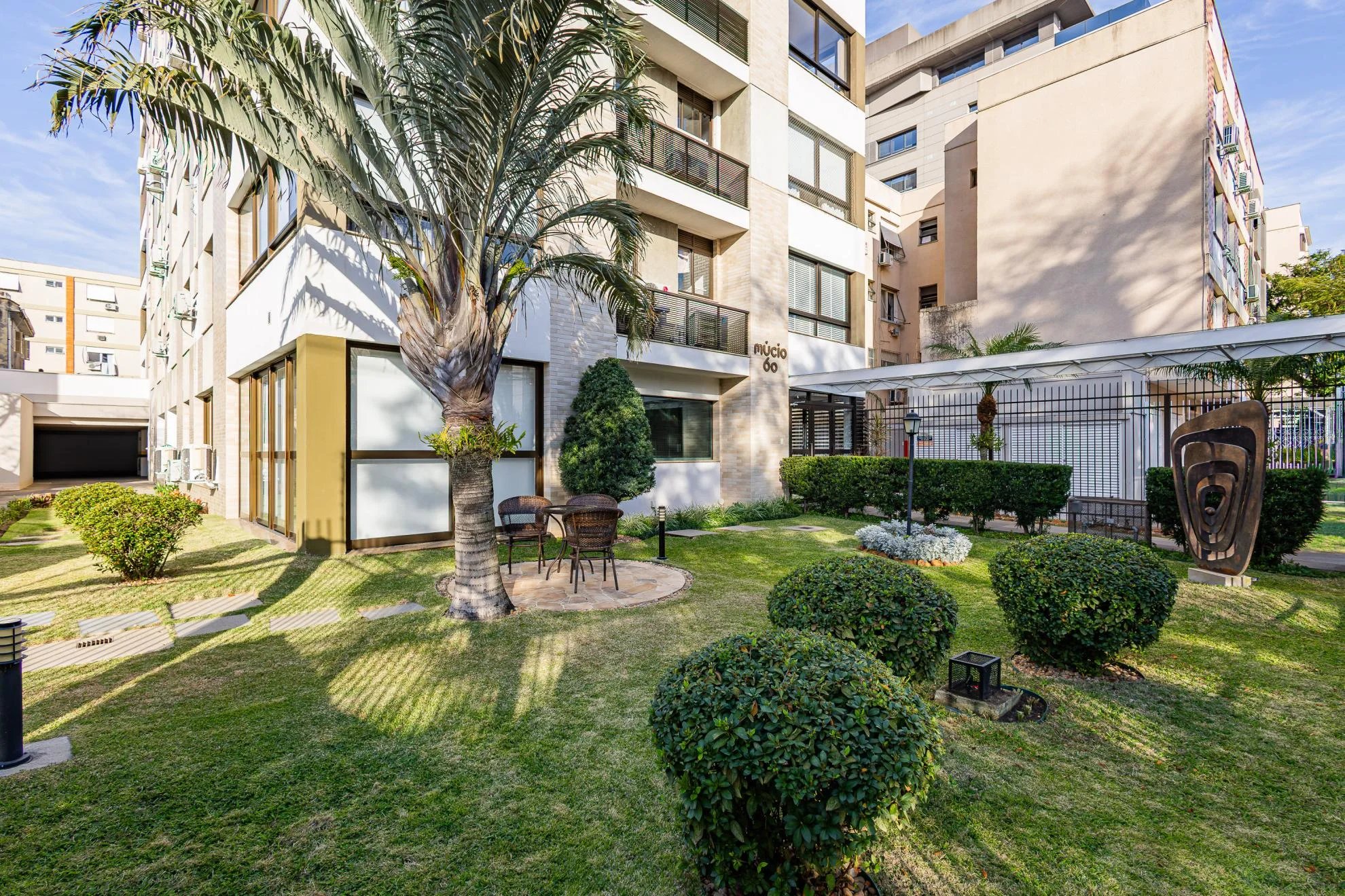 Apartamento de 90 m² | 3 dormitórios (1 suíte) | 2 vagas individuais | Menino Deus