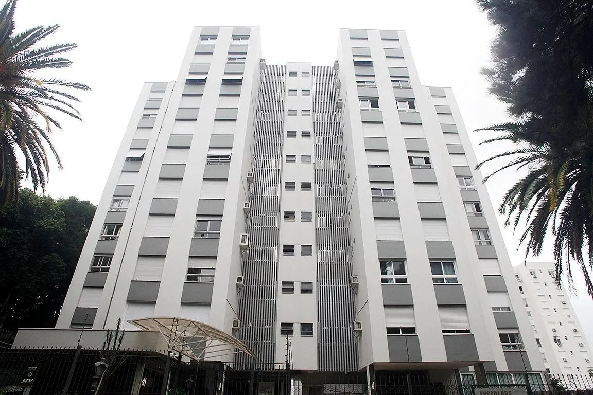 Apartamento no Petrópolis com 2 dormitórios, garagem em frente à Praça Nações Unidas