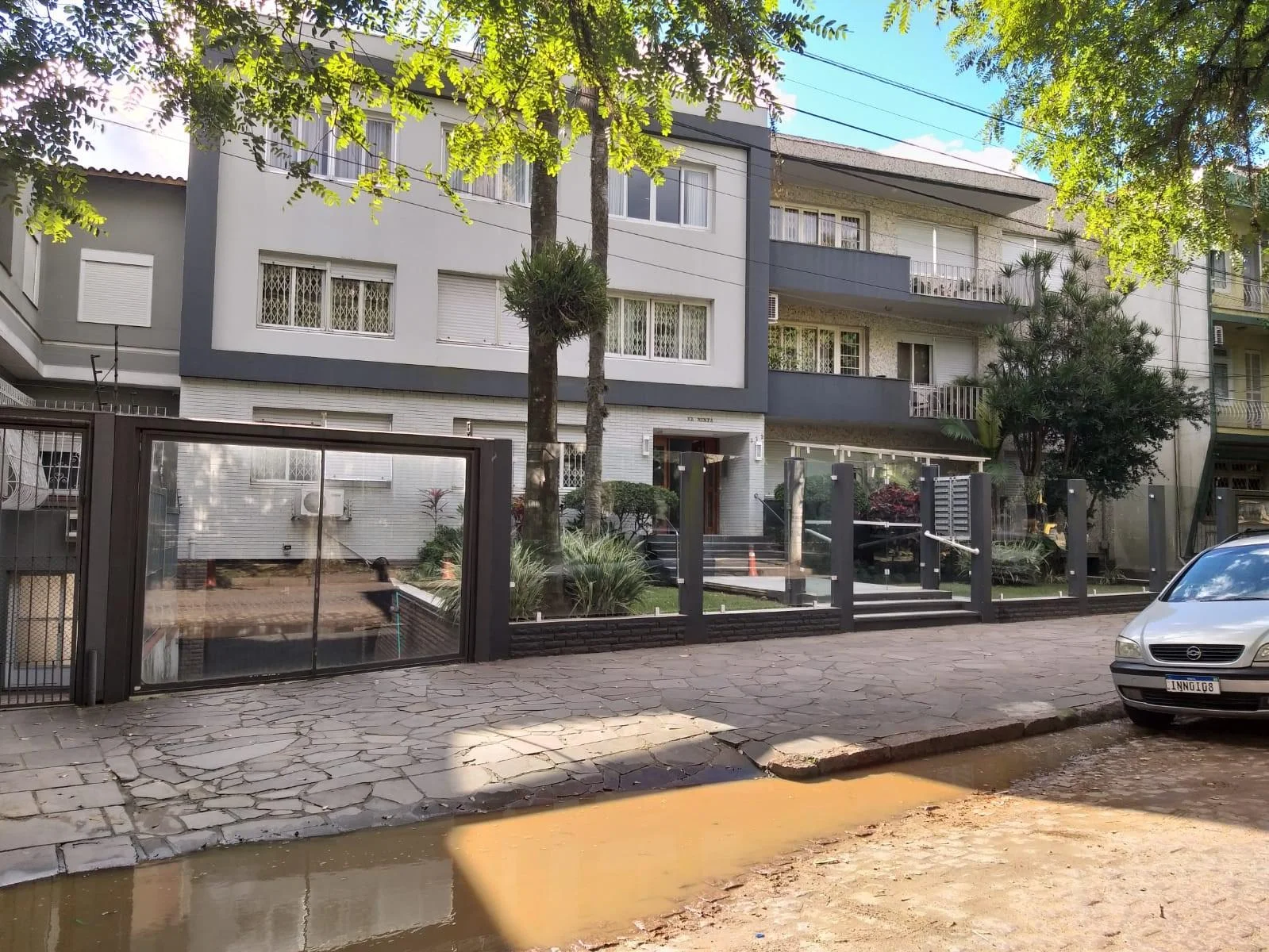 Amplo apartamento em frente a SOGIPA .
