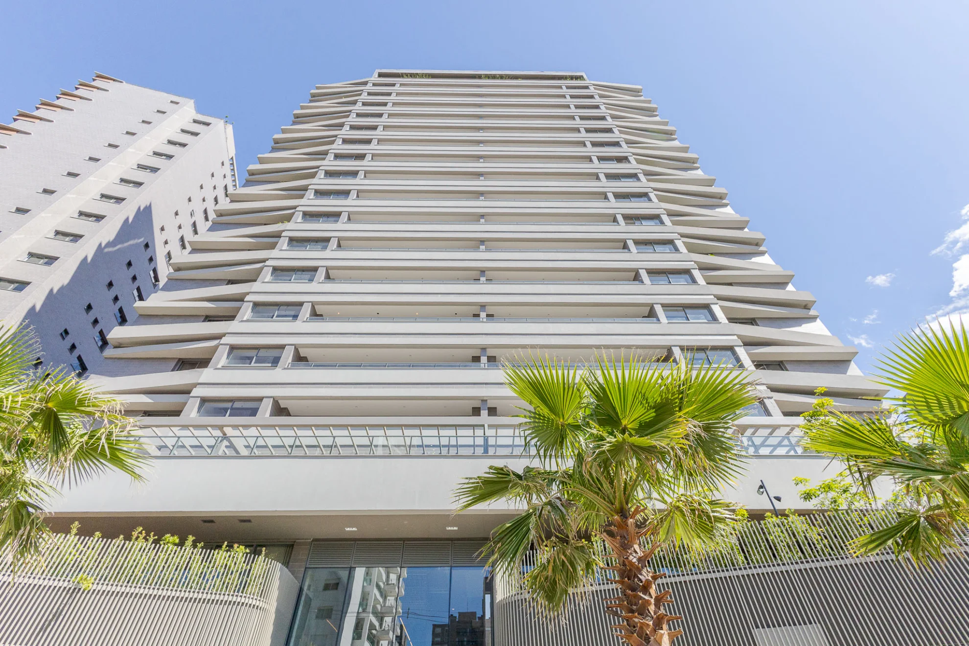 Apartamento  novo andar alto com 3 suítes junto ao Shopping Iguatemi