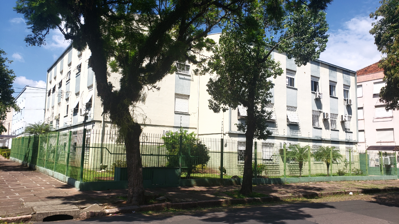 Térreo espaçoso, ensolarado,  com ótima localização e ventilação, 2 quartos, sala c/2 ambientes e área de serviço.  de serviço e garagem.