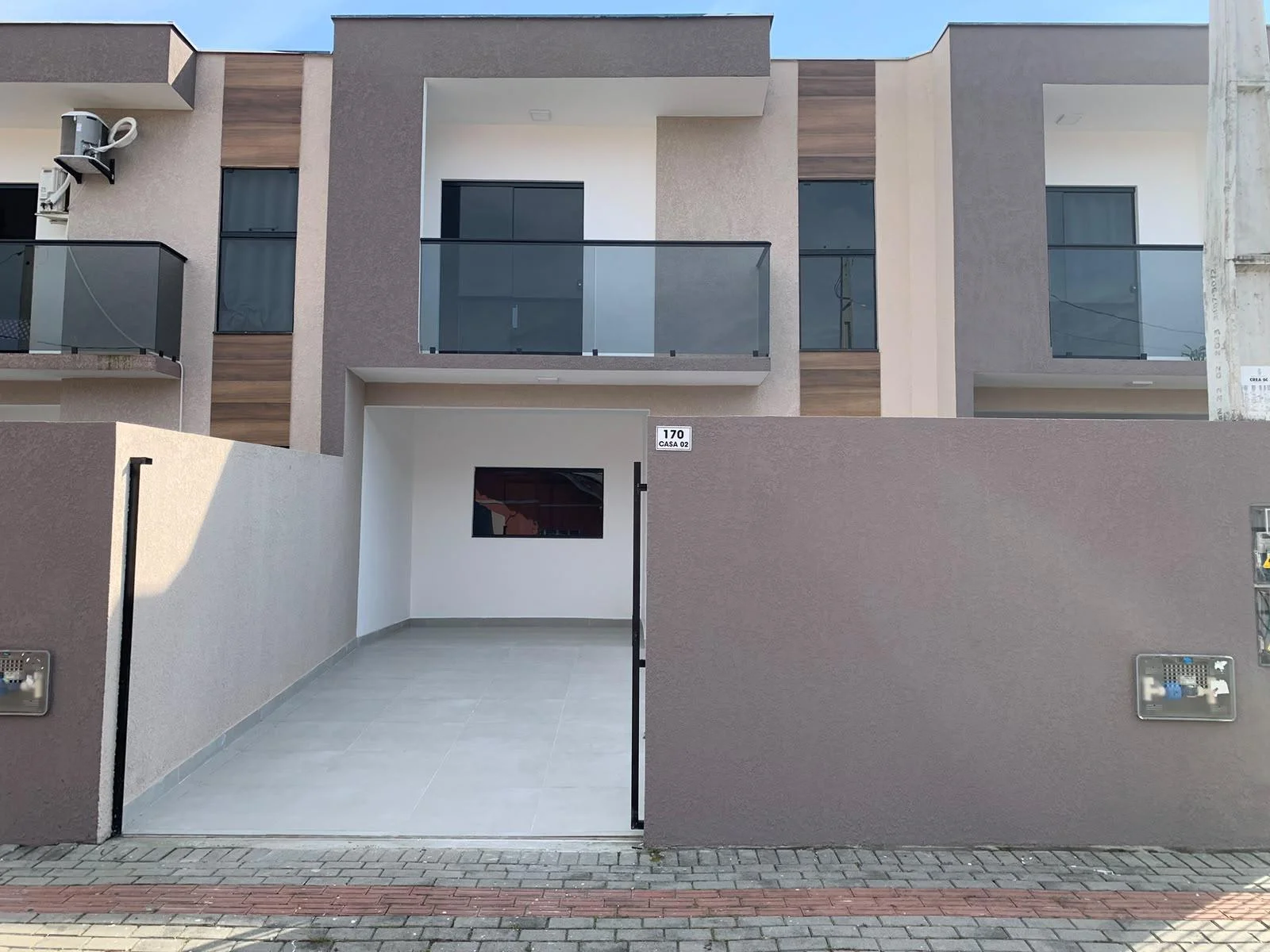Geminado à venda com excelente distribuição dos ambientes e projeto pensado para oferecer conforto e praticidade no dia a dia.