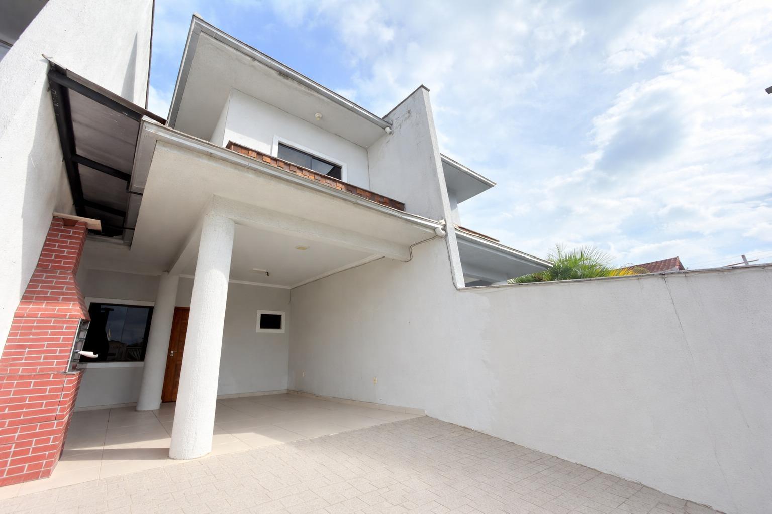 Sobrado semi mobiliado no bairro Costa Silva com três dormitórios