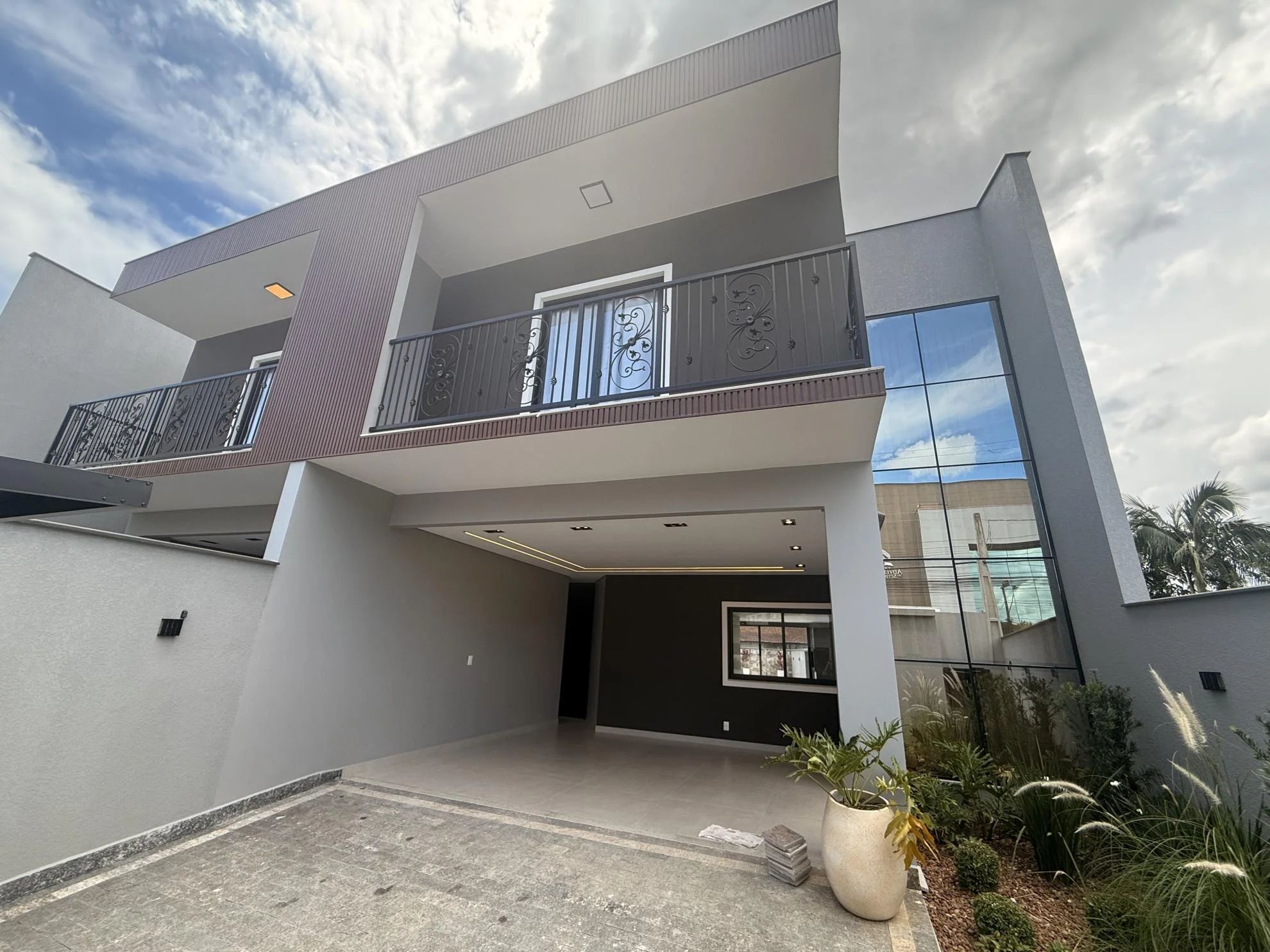 Sobrado com 324 m² de terreno, piscina e alto padrão de acabamento