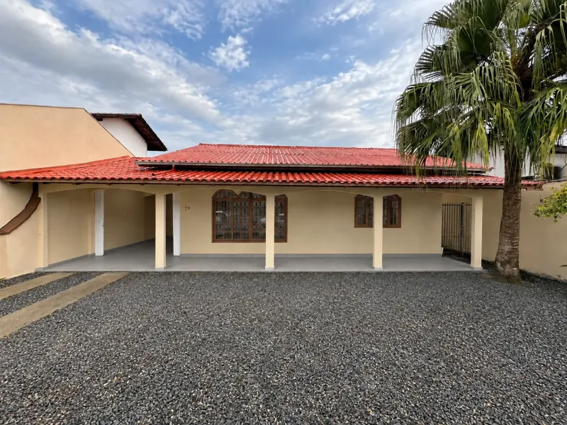 Casa com 3 dormitórios, 3 vagas e 150 m² no Costa e Silva, Joinville