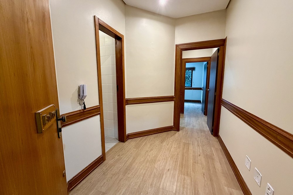 CONSULTÓRIO COM 2 SALAS E VAGA AO LADO DO PARCÃO
