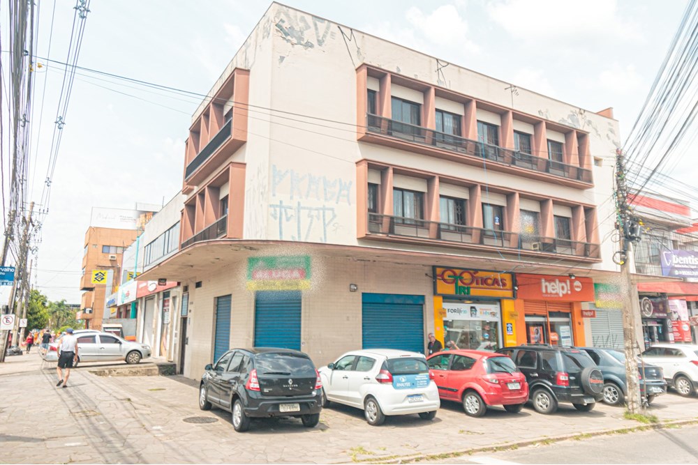 PRÉDIO COMERCIAL DE ESQUINA