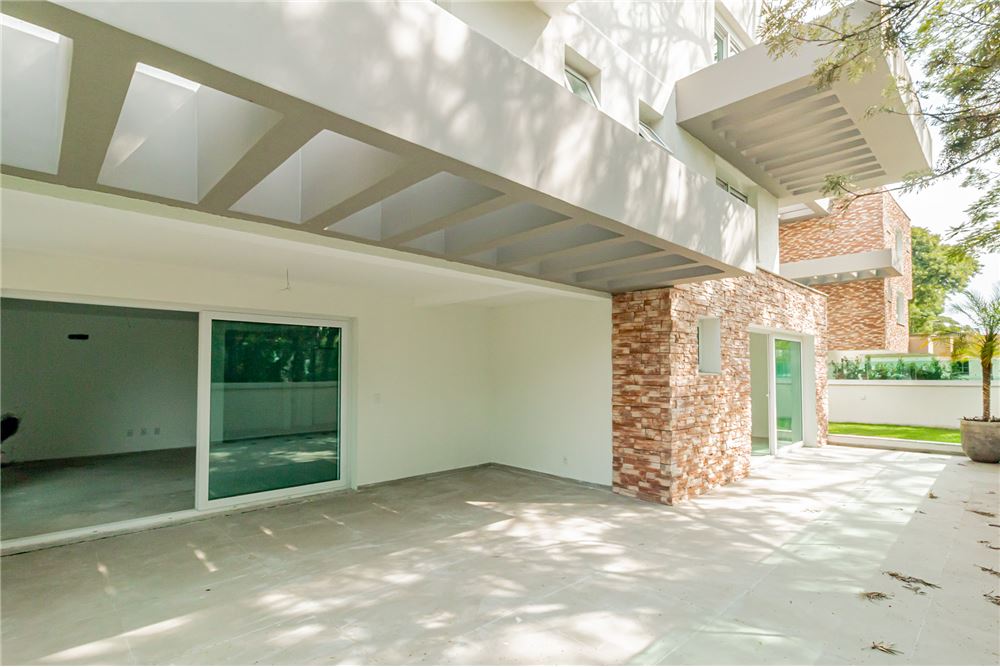 Apartamento Garden, estilo casa, com 3 dormitórios e 4 vagas de garagem.