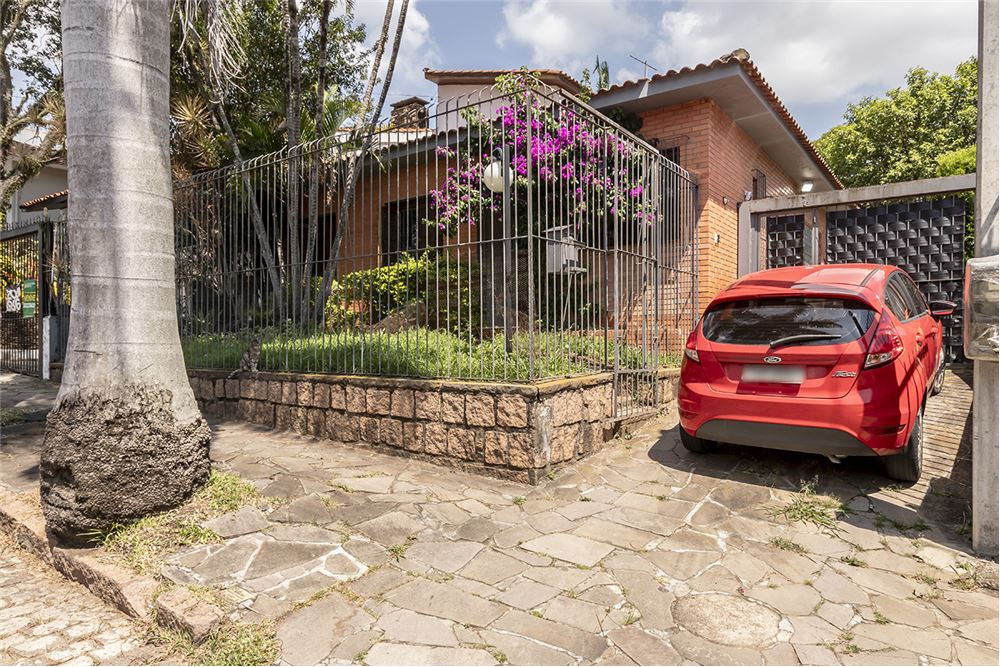 EXCELENTE CASA RESIDENCIAL NO BAIRRO TRÊS FIGUEIRAS