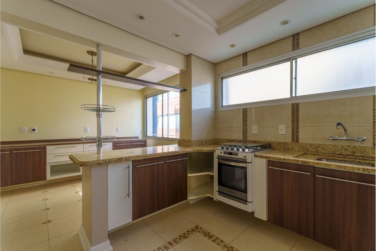 Apartamento 3 dormitórios (1 suíte),  vaga de garagem em Petrópolis
