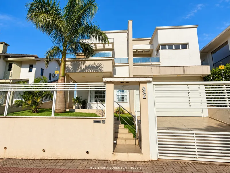 Casa à venda com suíte, duas demi suítes e salão de festas em Chapecó, Santa Catarina, perfeita para residência ou escritório