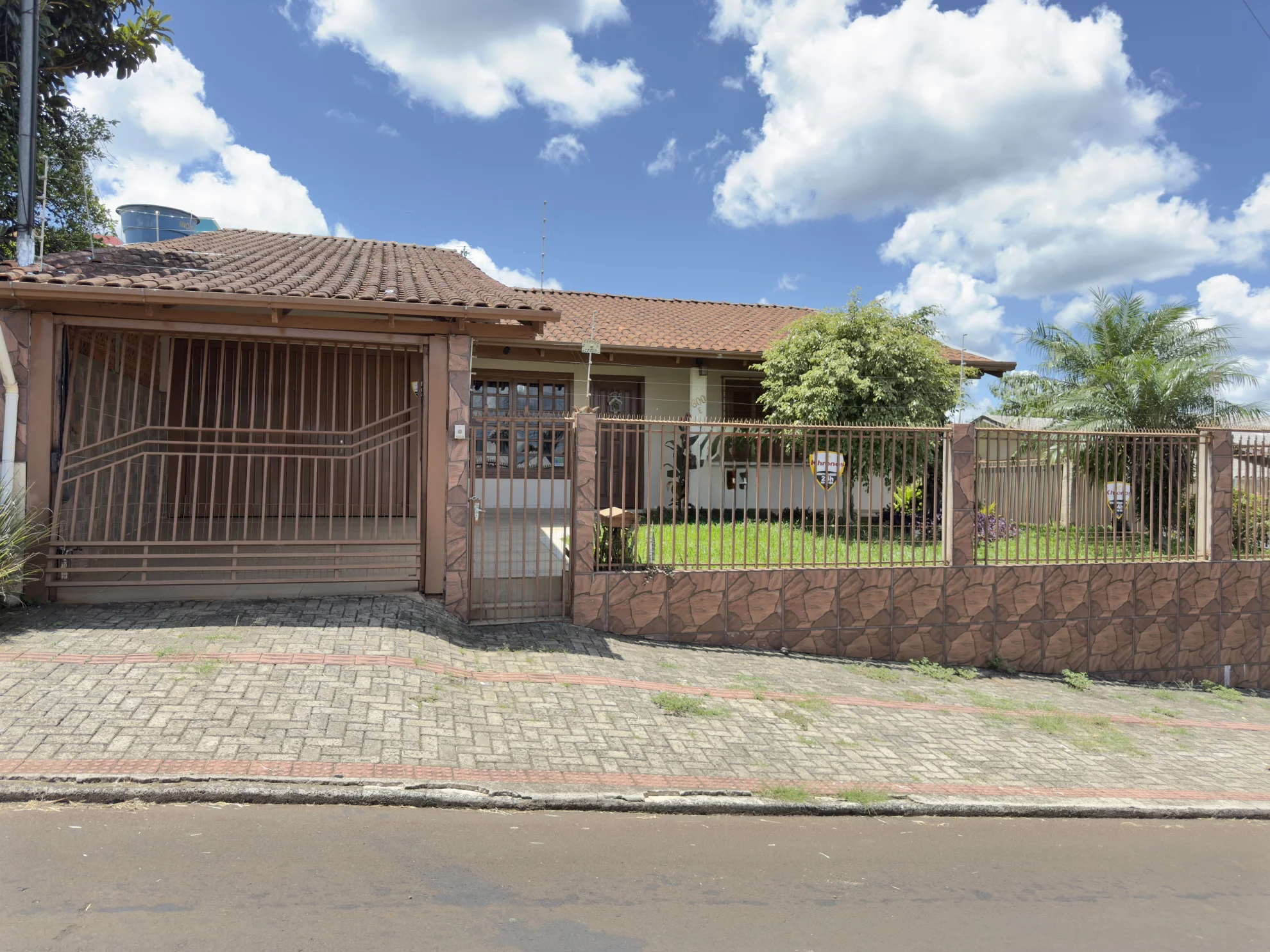 Casa espaçosa e com sobre de terreno