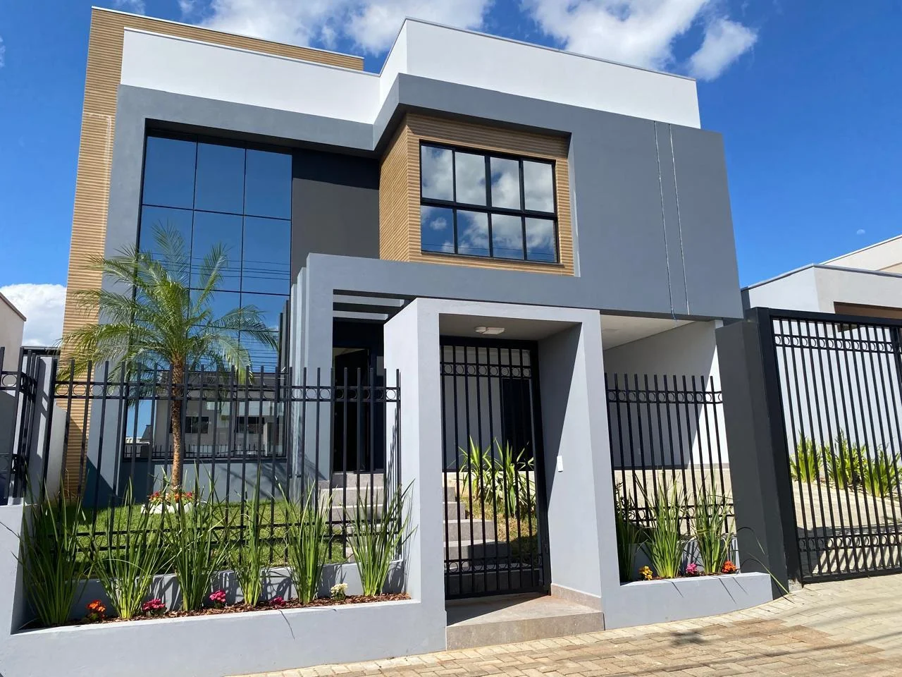 Casa 3 Dormitórios à Venda no Bairro Desbravador, Chapecó SC — Piscina Exclusiva e 2 Vagas