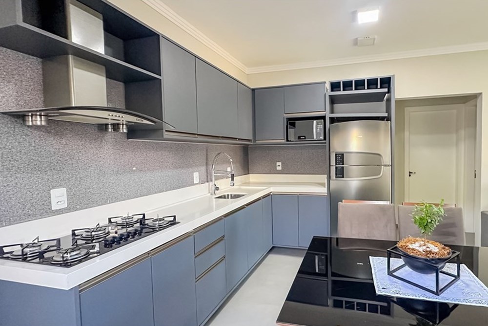 CASA SEMI MOBILIADA COM UMA SUÍTE MAIS DOIS QUARTOS A VENDA!