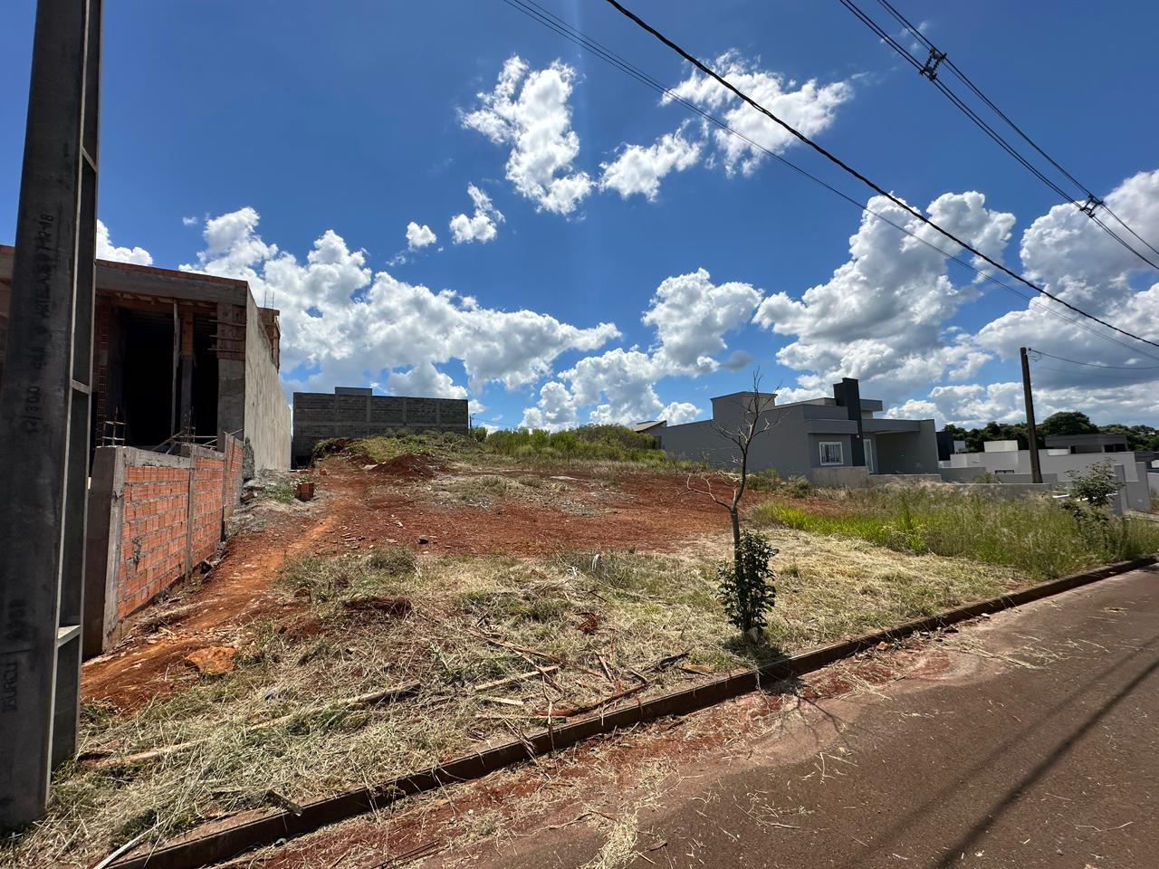 Lote na rua principal do Loteamento Parque das Torres