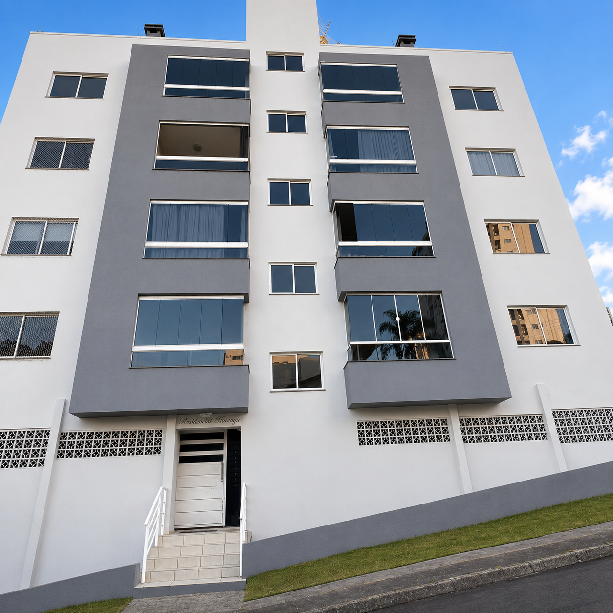 Suíte + 1 Quarto Mobiliado à Venda no Jardim Itália, Chapecó SC — Sacada com Churrasqueira