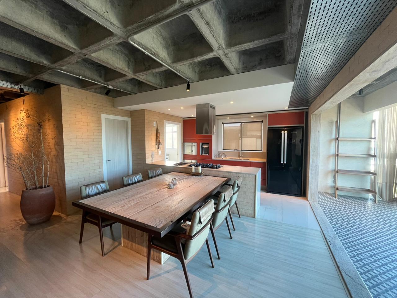 Apartamento de Alto Padrão no Centro: 125m², 2 Suítes, Totalmente Mobiliado e Climatizado