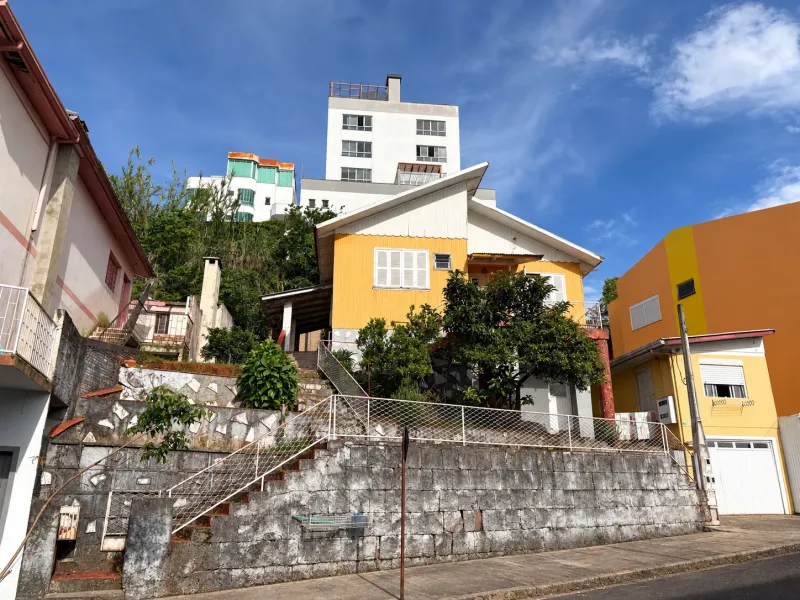 TERRENO DE 304 M² COM CASA MISTA NO CENTRO