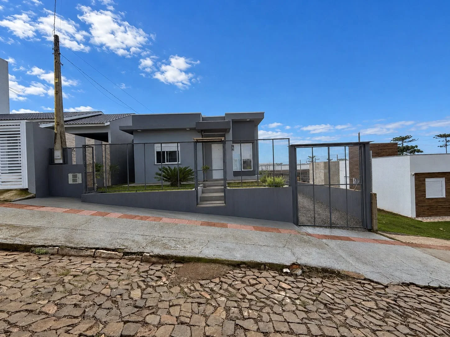 CASA SEMIMOBILIADA COM PISCINA NO LOTEAMENTO DONA OLGA, POR 750MIL