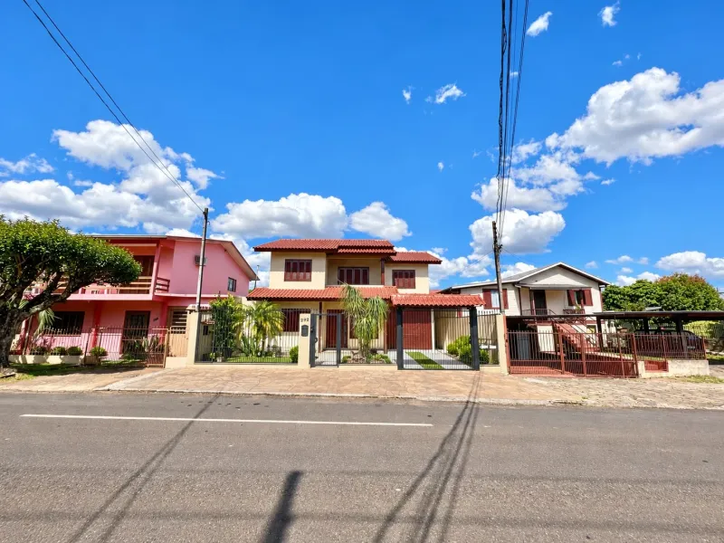 CASA COM PISCINA E SALÃO DE FESTAS