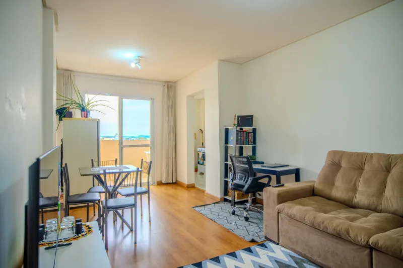 APARTAMENTO SEMIMOBILIADO A VENDA NO SKY TOWER - 650M DA URI