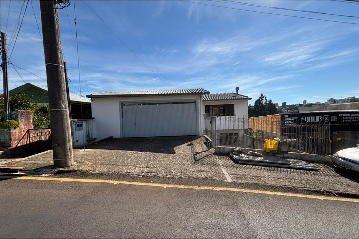 CASA TRES QUARTOS SENDO UMA SUITE COM SALAO DE FESTAS PROXIMO AO CENTRO DE ERECHIM