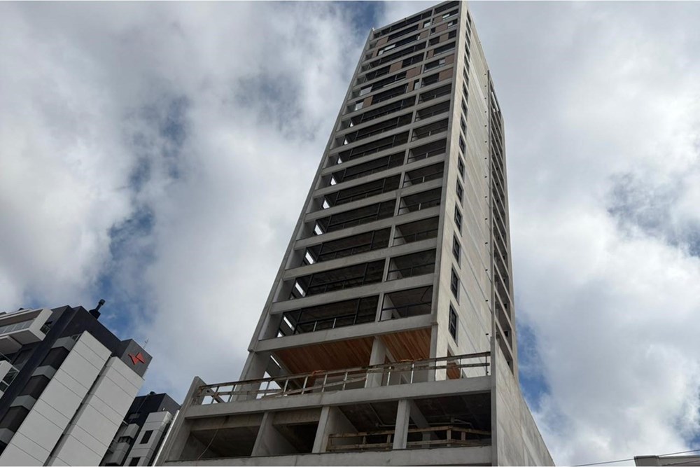 Apartamento alto padrão no centro com 3 suítes, 3 vagas (225 m² de área privativa apto, 1 por andar)