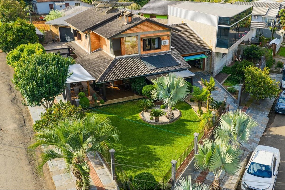 Linda Casa com Piscina Aquecida, Lago Ornamental e Depósito – Aceita Permuta!