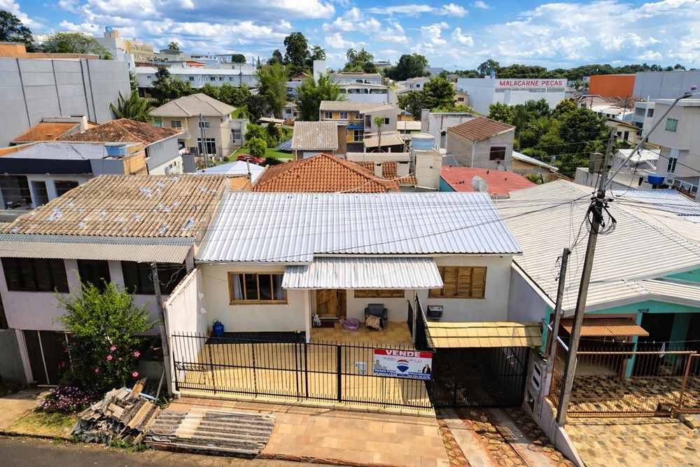 Casa à venda com três moradias , próximo ao Hospital Santa Teresinha