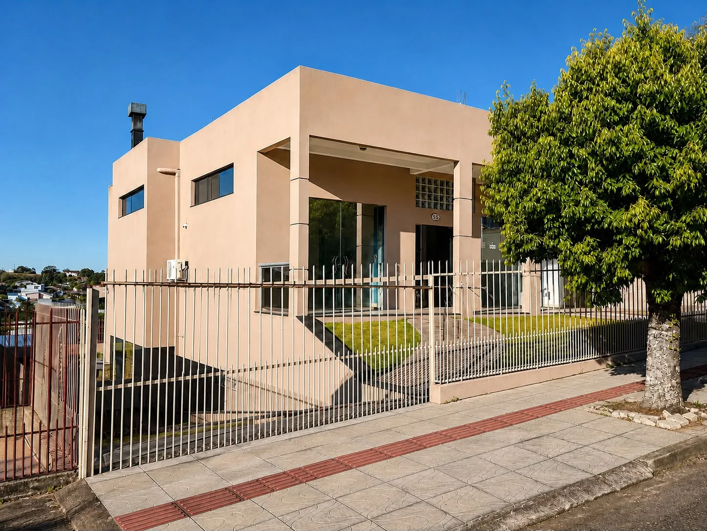 CASA COM SALA COMERCIAL NO BAIRRO JOSÉ BONIFÁCIO