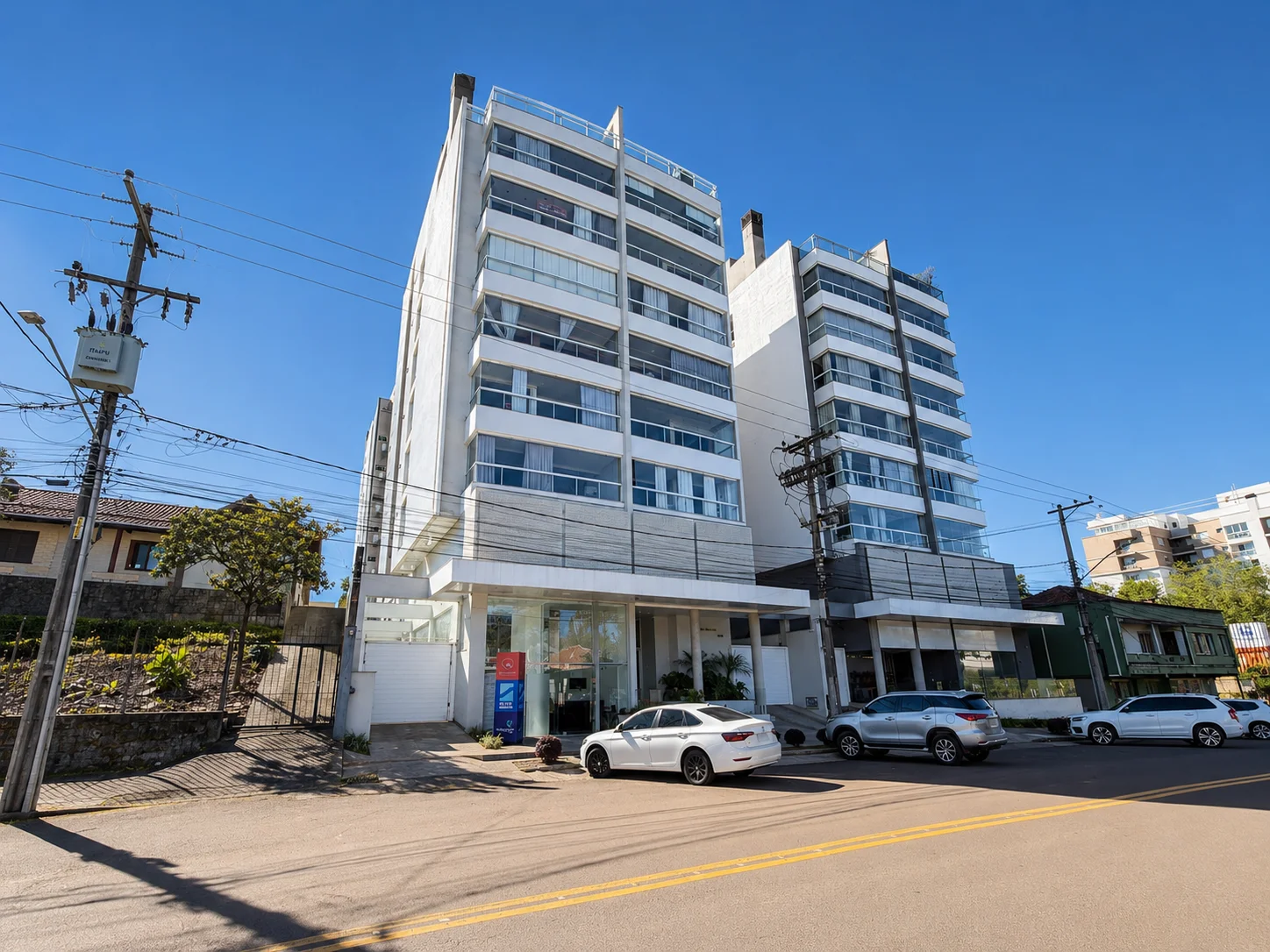 APTO CENTRAL COM 3 SUÍTES SEMI MOBILIADO POR 1.400,000