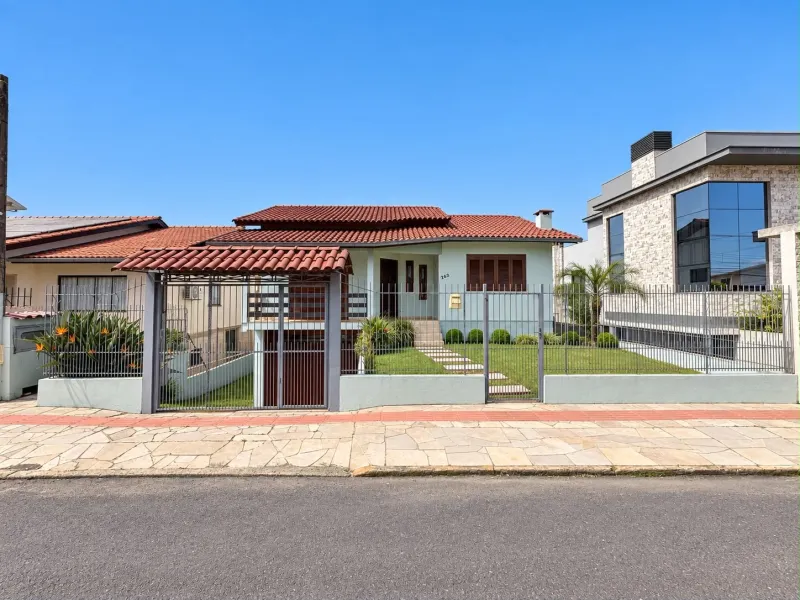 CASA SEMIMOBILIADA 3 DORMITÓRIOS