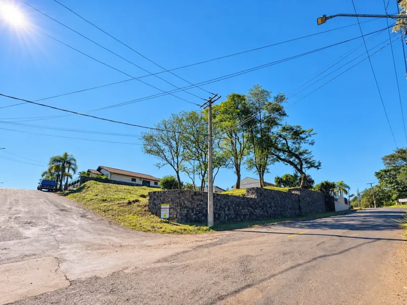 TERRENO DE ESQUINA NA AVENIDA TIRADENTES