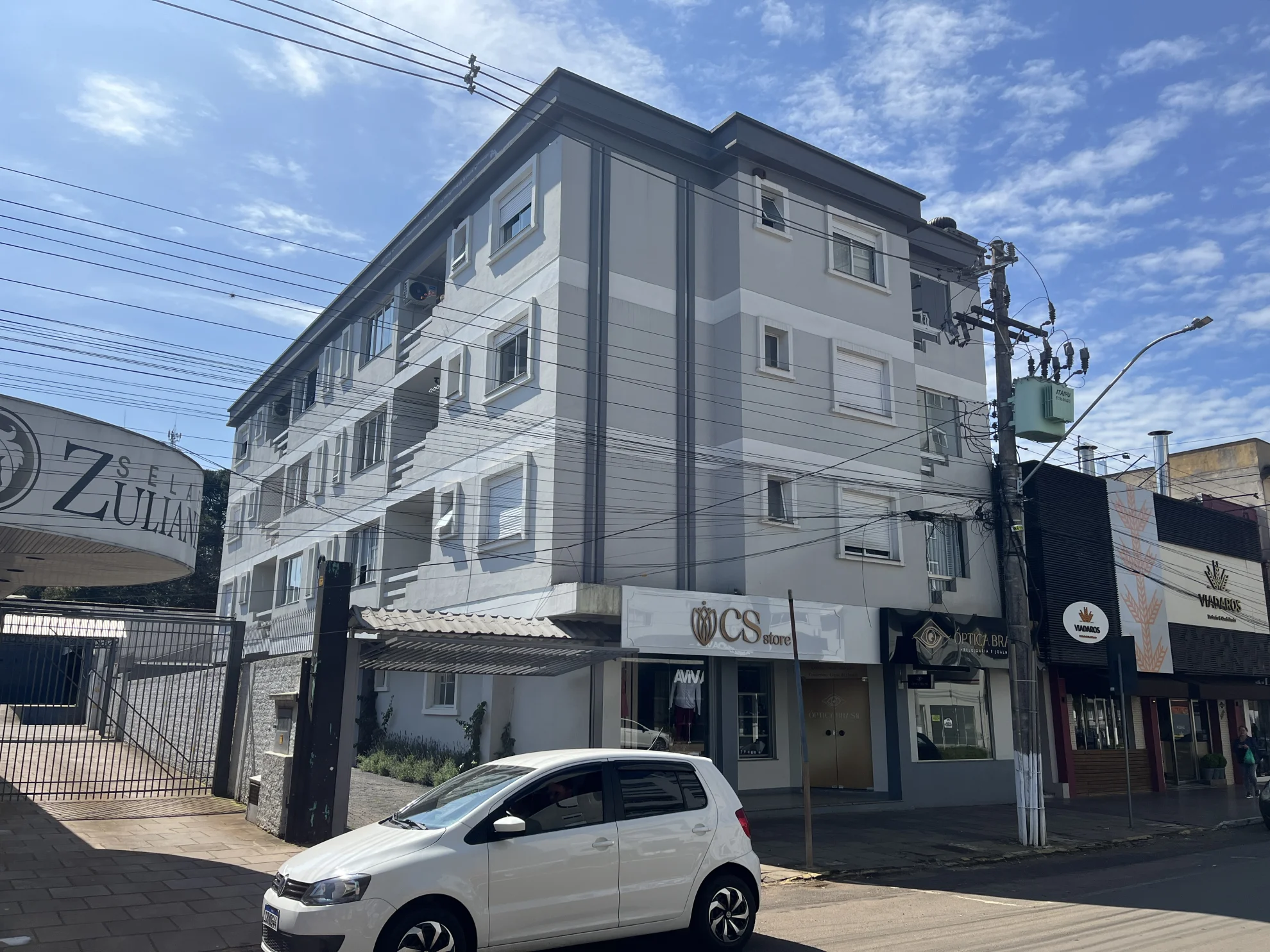Apartamento 3 dormitórios no Centro de Lagoa Vermelha, ao lado da Via Daros, com muito espaço, conforto e o preço reduzido..