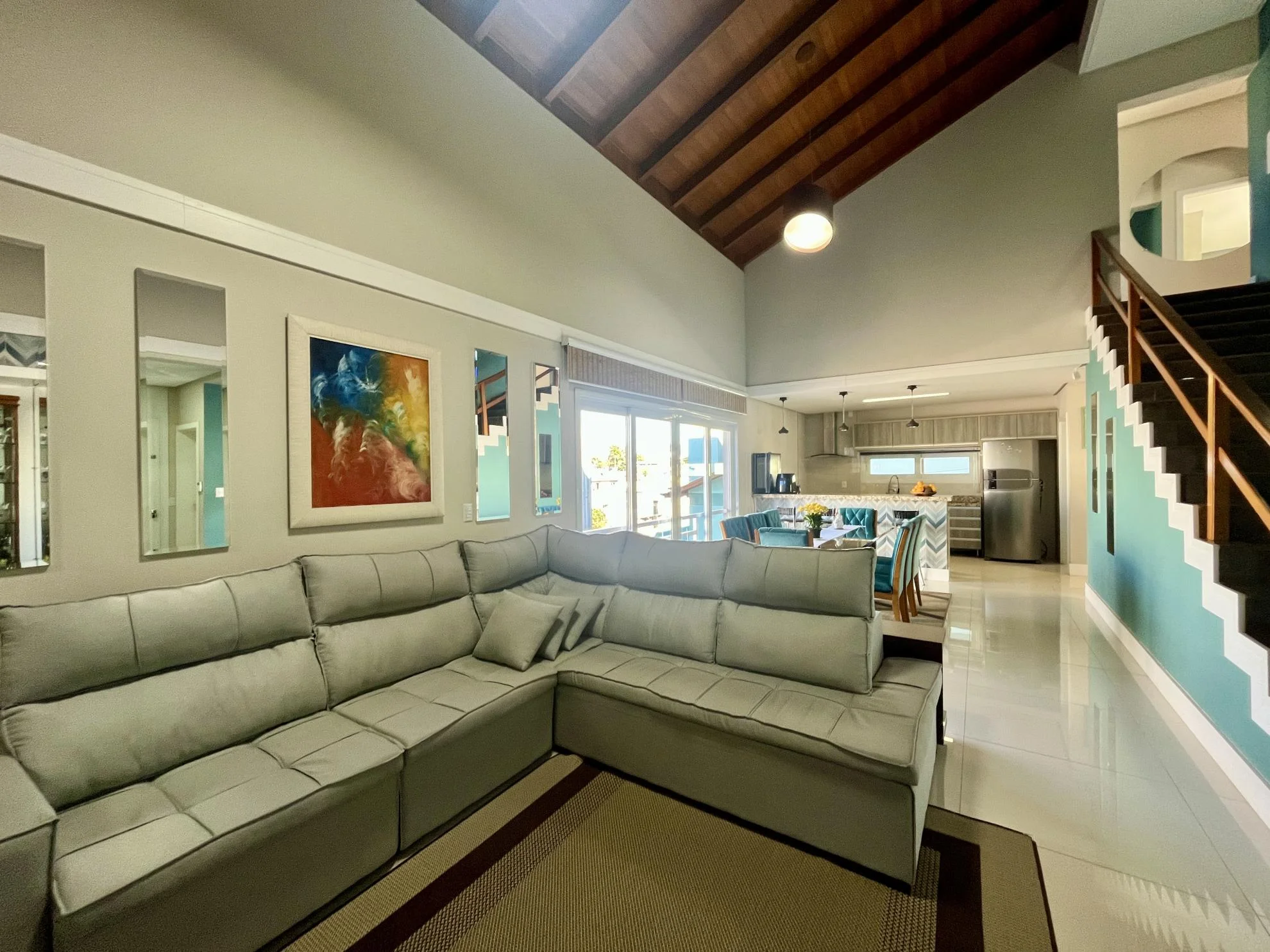 Casa alto padrão, com móveis sob medida, espaços amplos, no bairro Pedregal.
