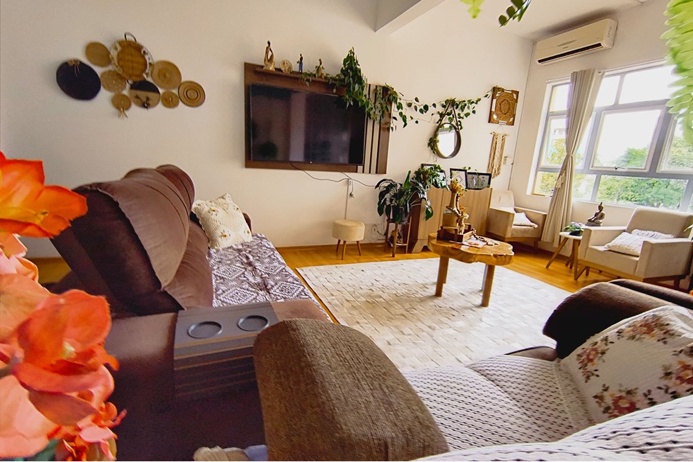 Apartamento Central em Lagoa Vermelha, com dois dormitórios, uma vaga de garagem.