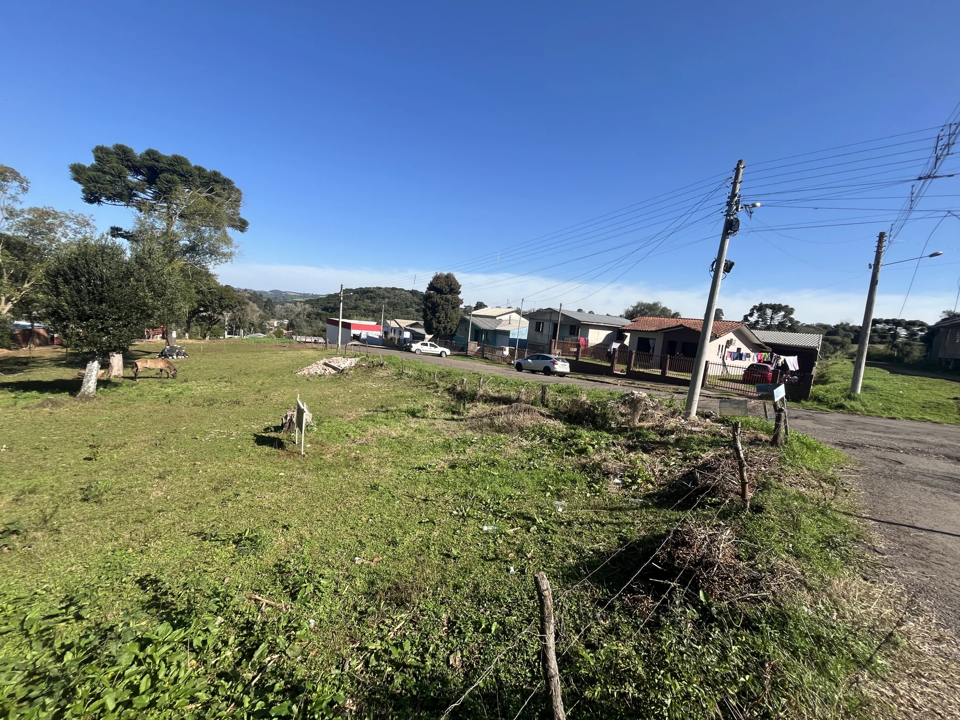 Terreno de esquina (norte/oeste), com 427m², próximo à Creche Mônica Bonotto