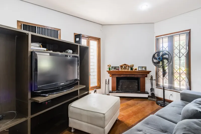 Casa no Menino Deus: 3 Dormitórios, 2 Suítes, Amplo Espaço Interno e Quintal para Desfrutar!